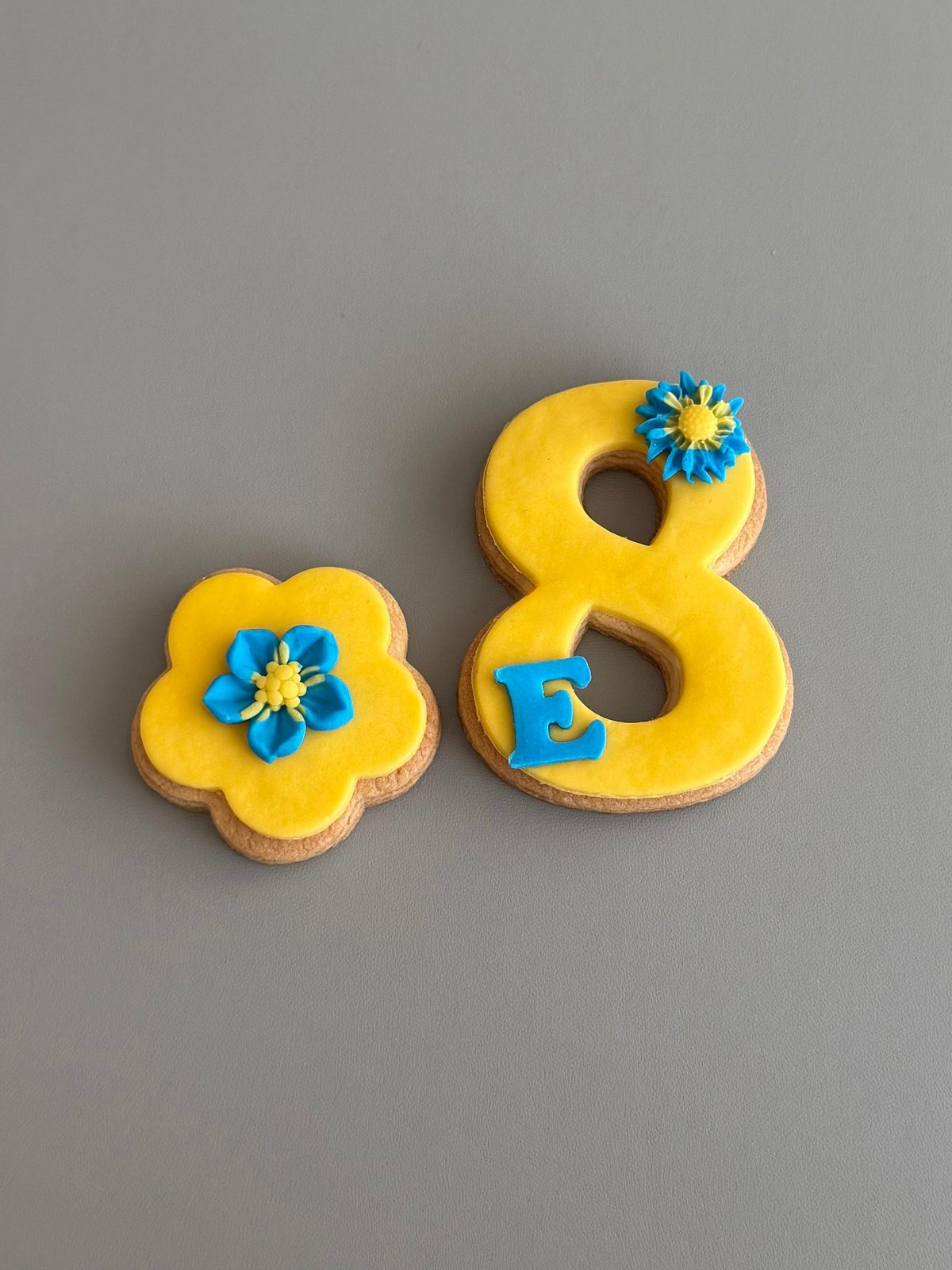 Geburtstags-Cookies in Gelb mit Blumen