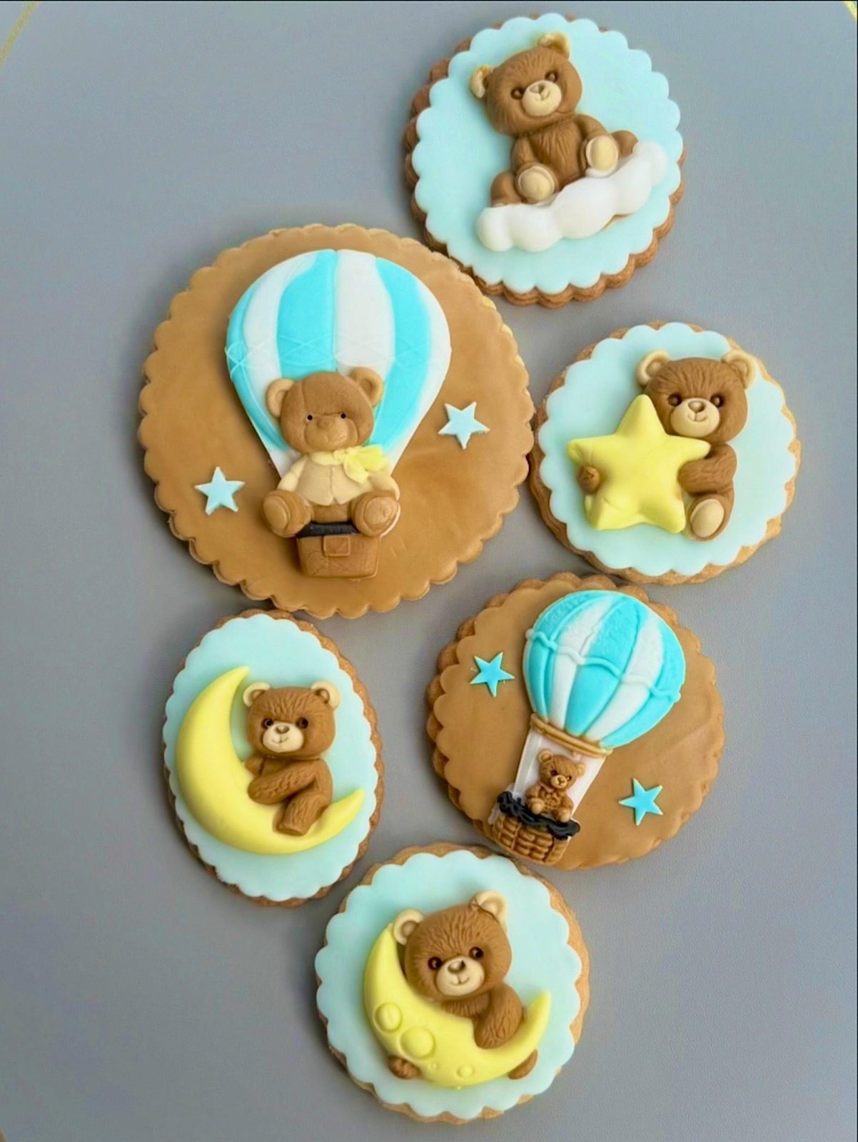 Geburtstags-Cookies mit Teddybären und Heissluftballons