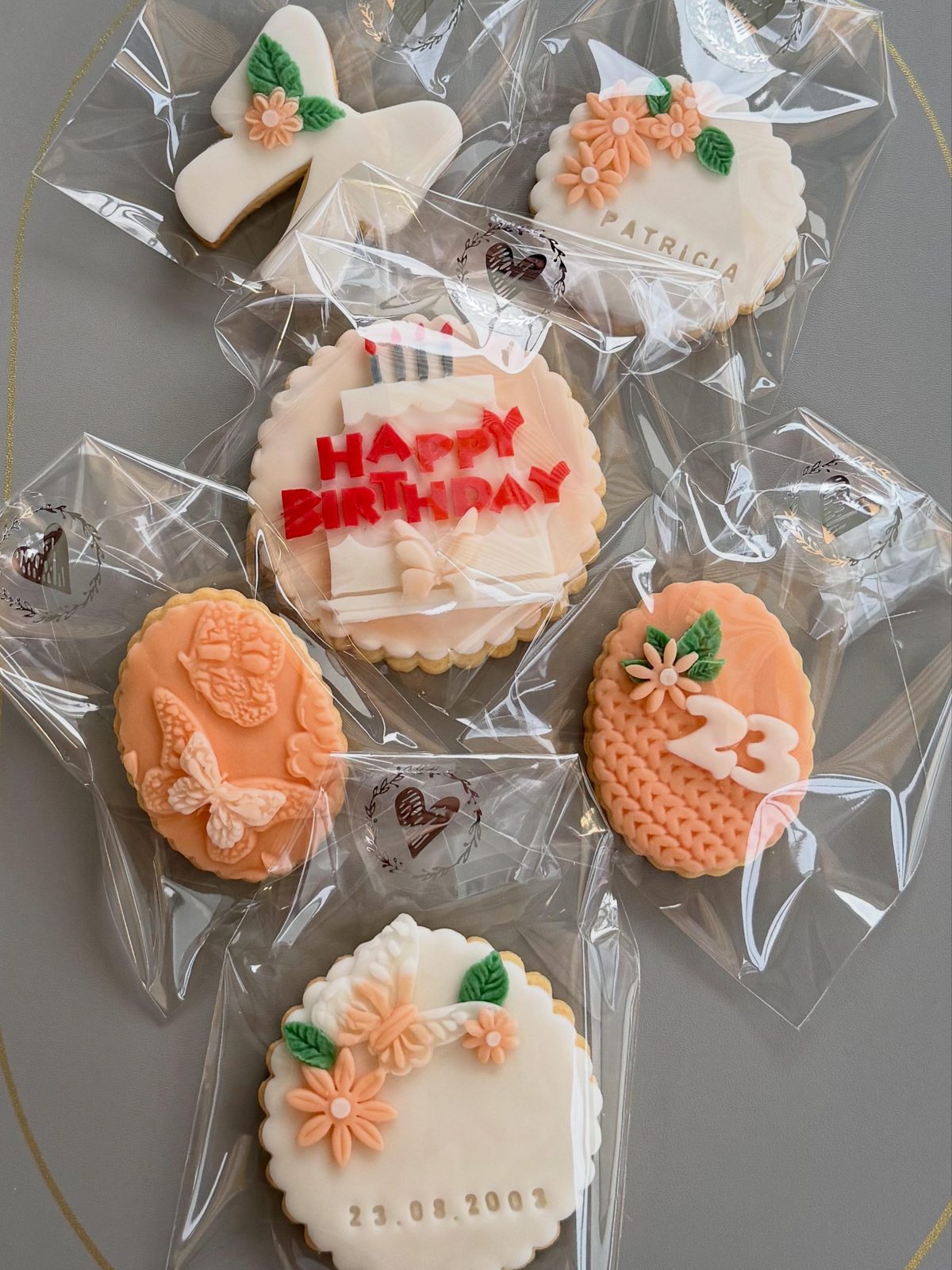 Geburtstags-Cookies mit Blumen und Schmetterlingen
