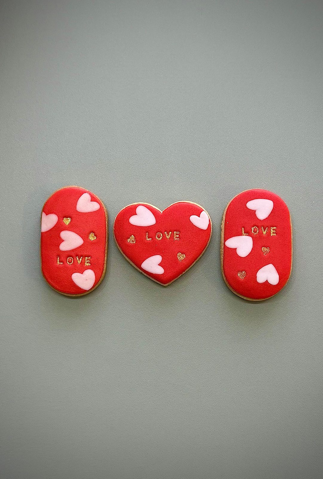Valentins-Cookies mit LOVE-Schriftzug